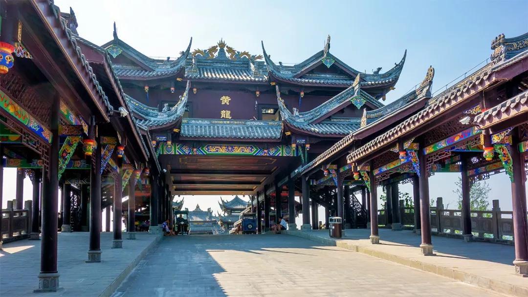 《笑傲江湖》:其实人就是江湖,为了利益和地位,一言不合拔刀相向